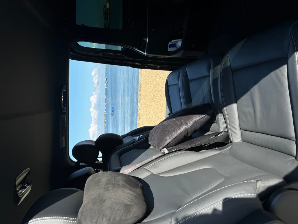 Intérieur spacieux et élégant d'un van Mercedes Classe V